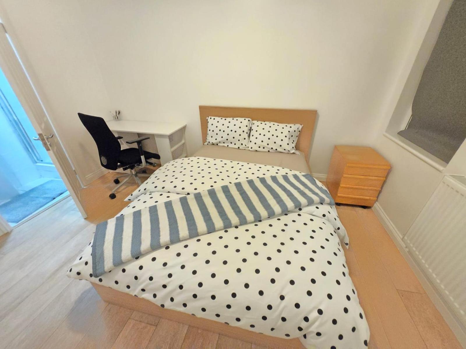 Chariss Room 5 Norwood Exterior photo